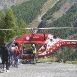 Durant le week-end, 800 personnes ont été évacuées par hélicoptère de la vallée de Saas. Les trajets reprennent lundi. KEYSTONE/Alain D. Boillat
